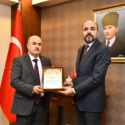 Благодарственная табличка была вручена губернатору Самсуна Зюлькифу Даглы от имени Конфедерации предпринимателей Азербайджана