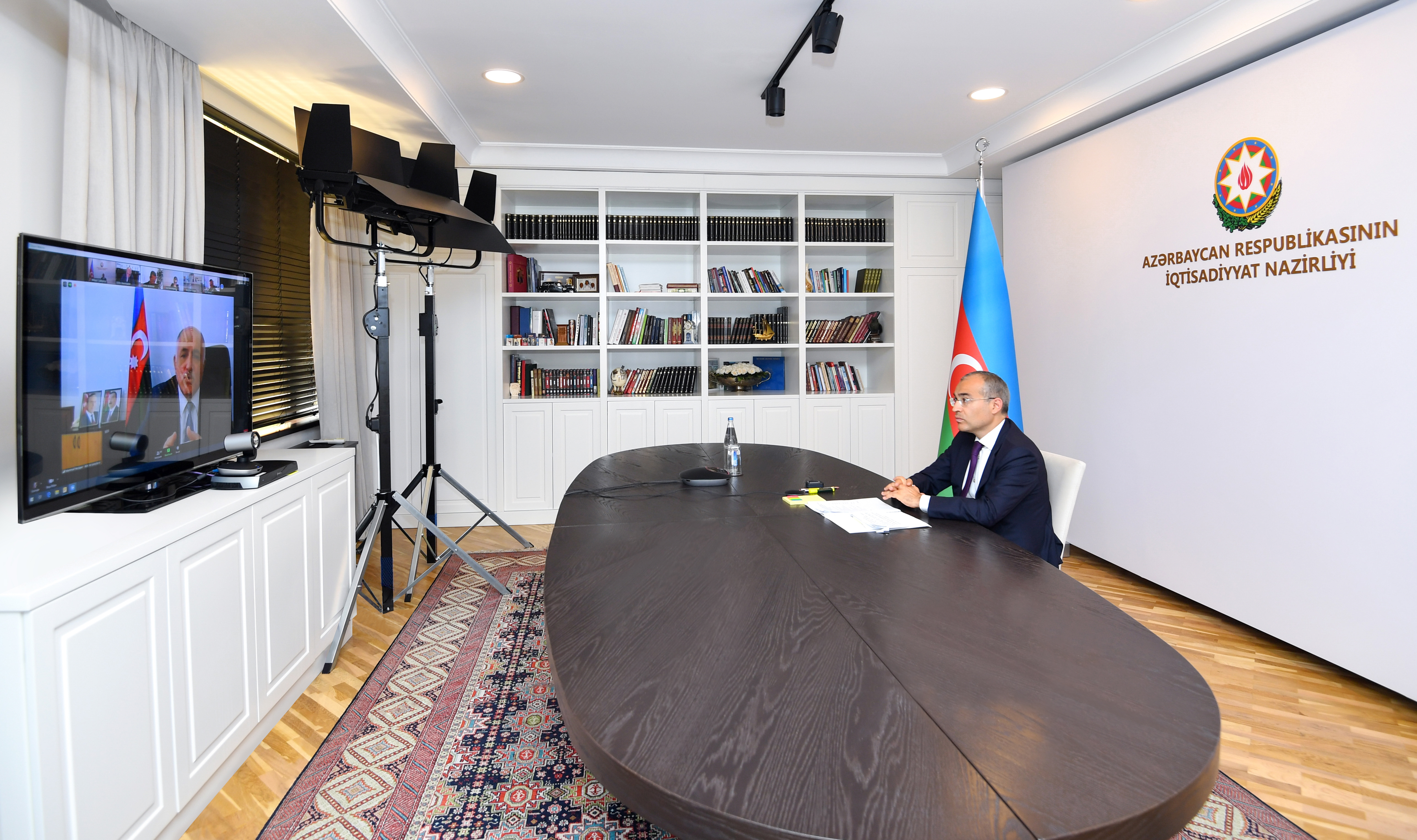 İqtisadiyyat naziri sahibkarlarla onlayn görüş keçirdi